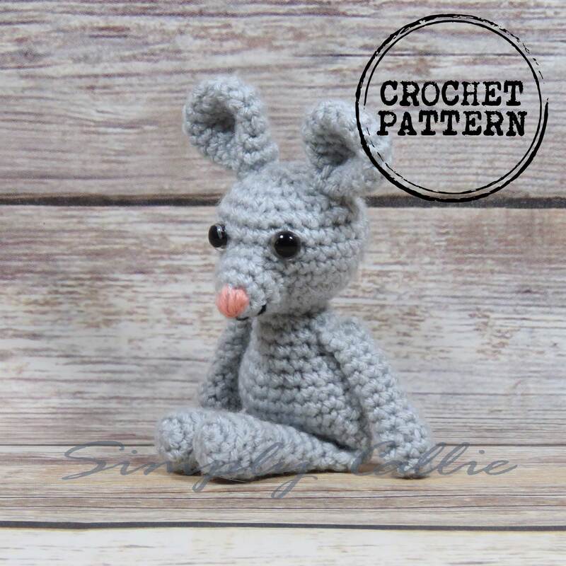 Mouse amigurumi crochet pattern.