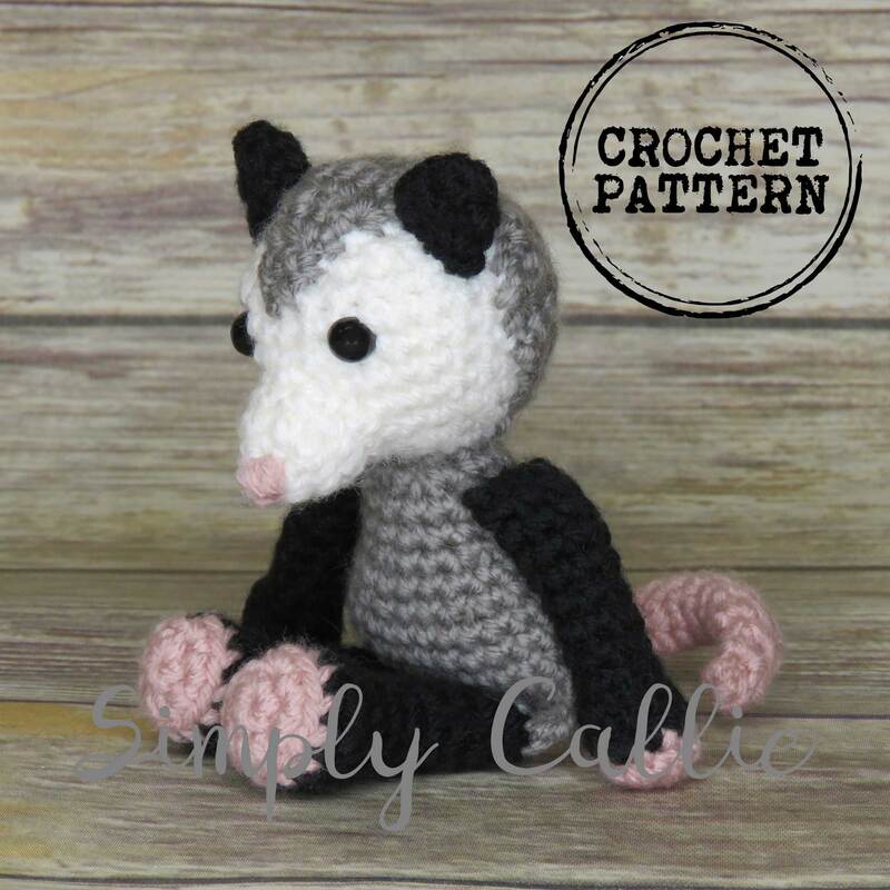 Opossum amigurumi crochet pattern.