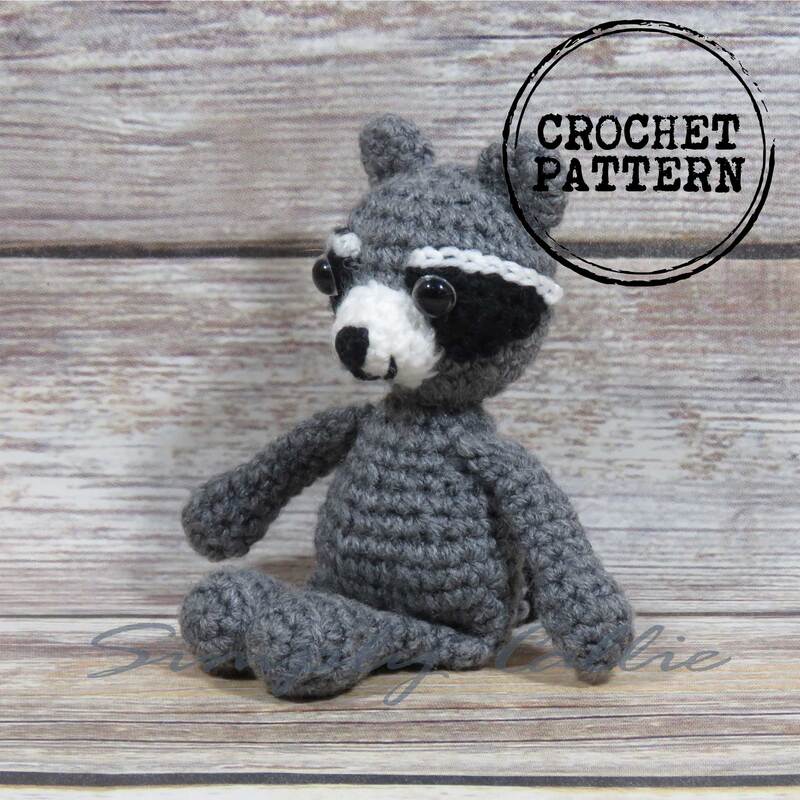 Raccoon amigurumi crochet pattern.